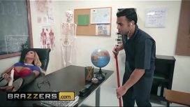 تحب المعلمة عندما تدلك يدها على مهبلها