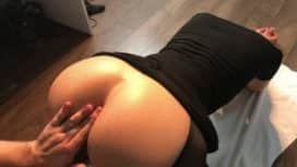 هي دائما تعتني بشفتيها الحسية