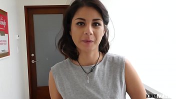 لم تكن تتوقع أن ترى لها كس مشعر جدا