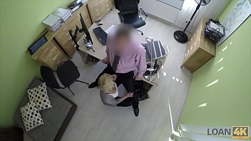 رجل يعطي التأمين الجنسي لشقراء