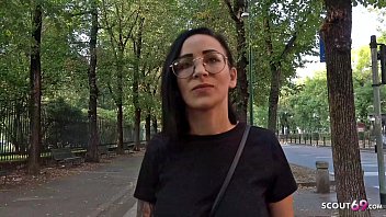 الفتاة هي عنزة ولديها الحمار ومثير للغاية اباحي مجاني