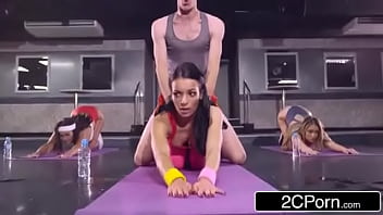 في الأسفل ، يقوم فتى الحي هذا بإدخال قضيبه بشكل مكثف للغاية لأنه يحبه كثيرًا
