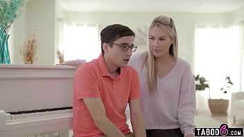 حصلت أمي اللطيفة جدًا ذات الأرجل الطويلة على ديك كبيرة في مؤخرتها على الفور ولكن لم يتم التخطيط لأي شيء