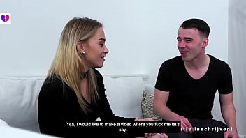 يضع أصابعه في كس هذه الشابة الجميلة عندما يلعبان في الجاكوزي