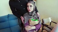 شابة جميلة تظهر ساقيها المثيرتين أمام الكاميرا